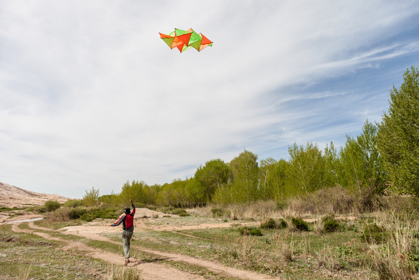 Люди в природе запускают воздушного змея
 - Фото, изображение
