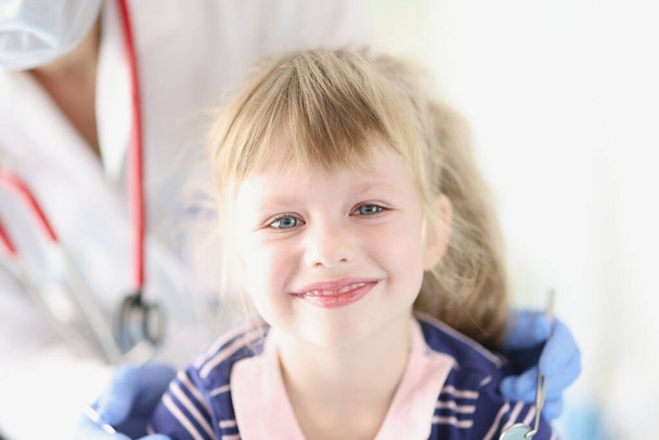 Malá usměvavá holka sedící u zubaře - Fotografie, Obrázek