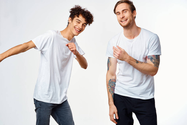 Веселі друзі в білих футболках емоційний рух
 - Фото, зображення