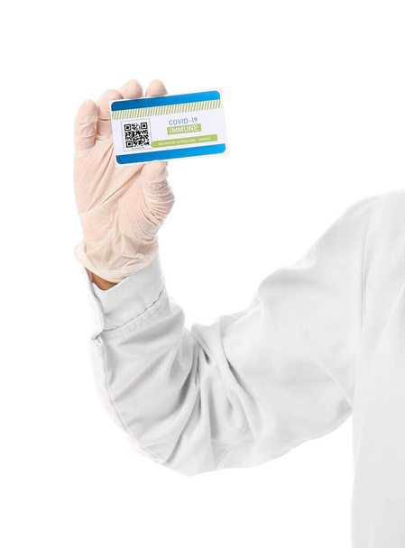 Orvos nemzetközi vakcinázási tanúsítvánnyal fehér alapon - Fotó, kép