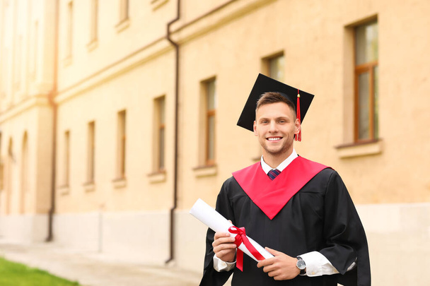 Πορτρέτο του άνδρα αποφοίτηση φοιτητής σε εξωτερικούς χώρους - Φωτογραφία, εικόνα