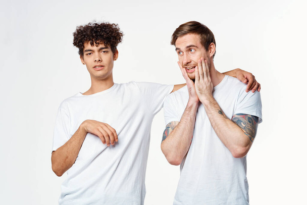 zwei Jungs in weißen T-Shirts neben Freundschaftskommunikation Emotionen - Foto, Bild