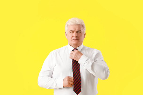 Ernsthafter reifer Geschäftsmann auf farbigem Hintergrund - Foto, Bild