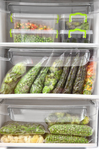Контейнери та поліетиленові пакети з овочами в холодильнику
 - Фото, зображення