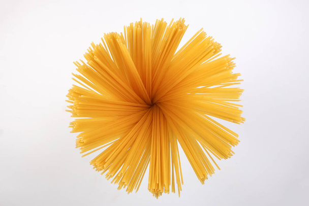 suché syrové špagety bílé pozadí kvetoucí květina slunečnice záře vzor koncept - Fotografie, Obrázek