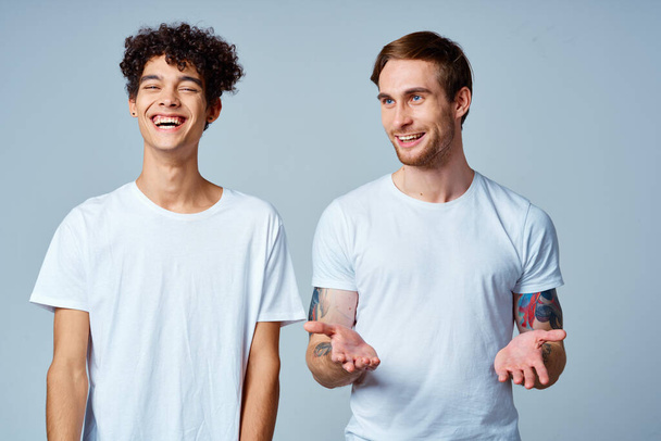 συναισθηματική δύο φίλοι σε λευκό t-shirts Ναι στούντιο διασκέδαση - Φωτογραφία, εικόνα