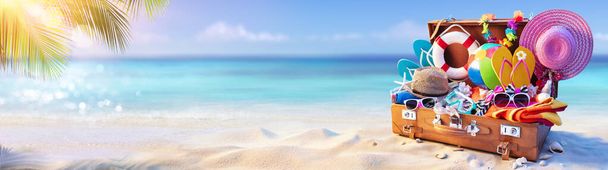 Vacanza al mare - Valigia da viaggio sulla sabbia tropicale con il mare soleggiato - Foto, immagini