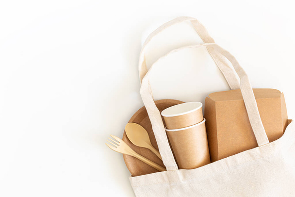 Vaisselle écologique biodégradable et carton dans un sac à provisions. Maquette, espace de copie - Photo, image