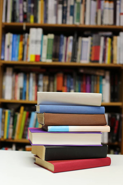 Bücher auf dem Tisch in der Bibliothek - Foto, Bild