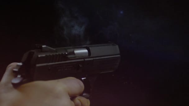 Όπλο που ρίχνει μια σφαίρα, εξαιρετικά αργή κίνηση - Πλάνα, βίντεο