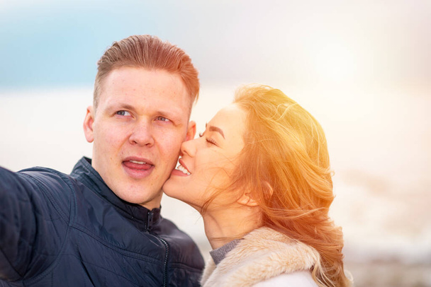 Gelukkig romantisch glimlachend paar nemen selfie op het zonnige strand.Close-up. - Foto, afbeelding
