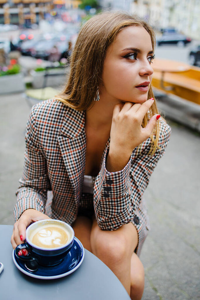 Aantrekkelijke zakenvrouw die koffie drinkt in de zomer Outdoor Cafe - Foto, afbeelding
