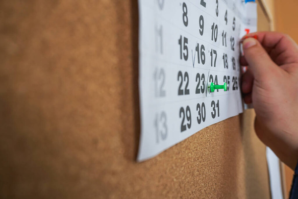 Планирование бумаги с булавкой Календарь крупным планом от руки бизнесмена - Фото, изображение