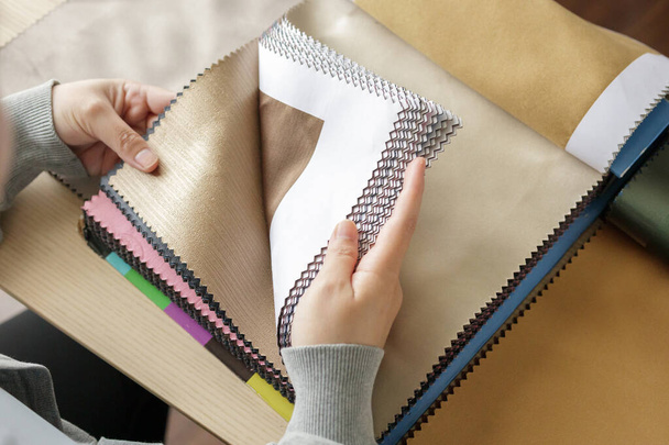 samice návrhář s látkou barevné vzorky výběr textil pro záclony - Fotografie, Obrázek