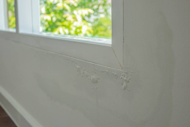 mur de la maison près de la fenêtre avec de l'eau tache montrer peeling peinture - Photo, image