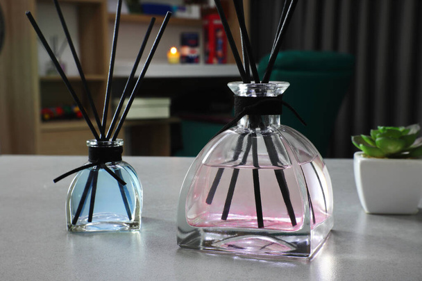 bouteille diffuseur de roseau d'arôme de verre de luxe avec de l'huile de couleur bleue et rose sont affichés dans le salon - Photo, image