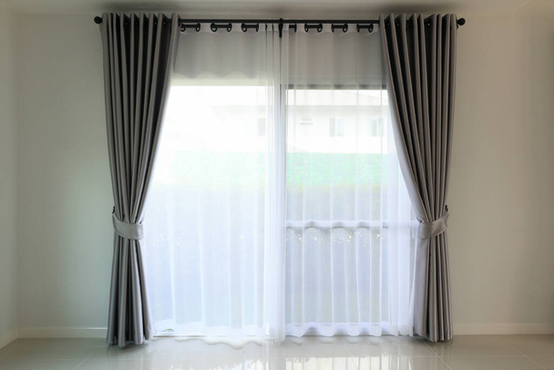 Παραπέτασμα εσωτερική διακόσμηση παράθυρο στο σαλόνι - Φωτογραφία, εικόνα