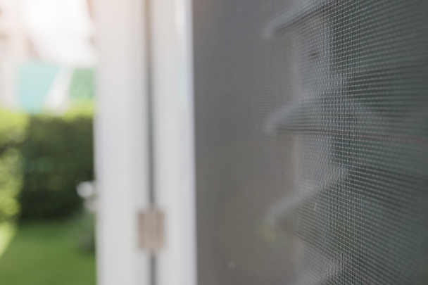 mosquitero pantalla de alambre en la ventana de la casa protección contra insectos - Foto, Imagen