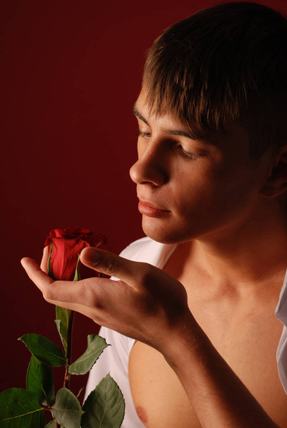 Fitness model posing in studio with a rose - Zdjęcie, obraz