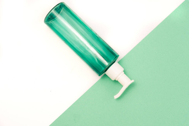 sprchový gel v zelené trubice na zeleno-bílém pozadí - Fotografie, Obrázek