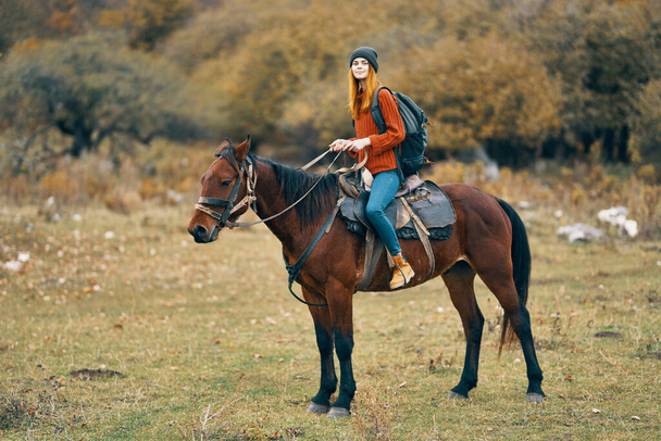 Dağlarda at süren bir kadın yürüyüşçü. - Fotoğraf, Görsel
