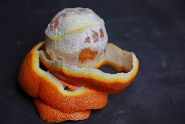 апельсиновая кожура, очищенная по кругу - Фото, изображение
