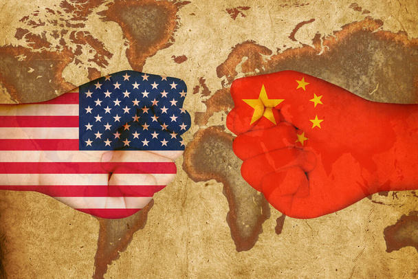 ABD ve Çin 'in bayrakları dünya haritasının arka planında / ABD Çin ticaret savaş kavramında ön planda. - Fotoğraf, Görsel
