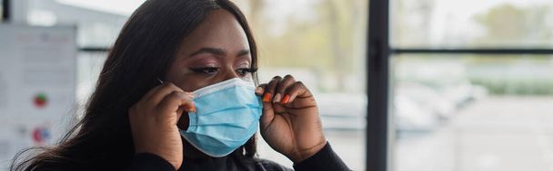 afroamericano plus size donna d'affari indossando maschera medica, banner - Foto, immagini