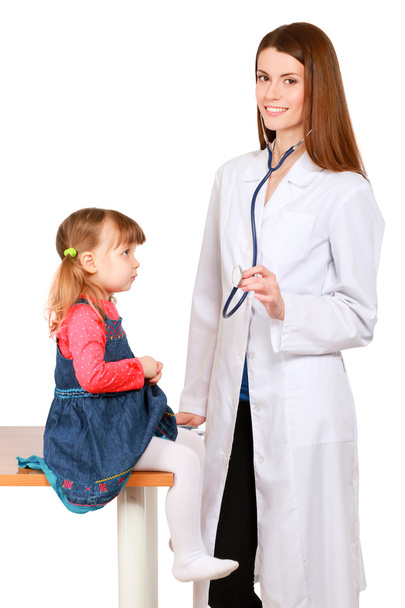 Klein meisje en jonge arts in het ziekenhuis met examen - Foto, afbeelding