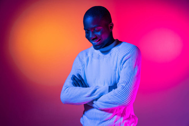 Un giovane felice africano bello uomo isolato su gradiente rosa giallo neon sfondo. - Foto, immagini