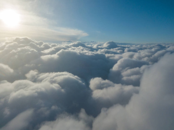 Vol aérien au-dessus des nuages au lever du soleil. - Photo, image