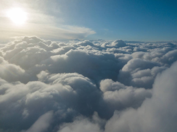 Высокий воздушный полет над облаками на восходе солнца. - Фото, изображение