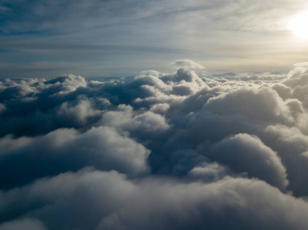 Высокий воздушный полет над облаками на восходе солнца. - Фото, изображение