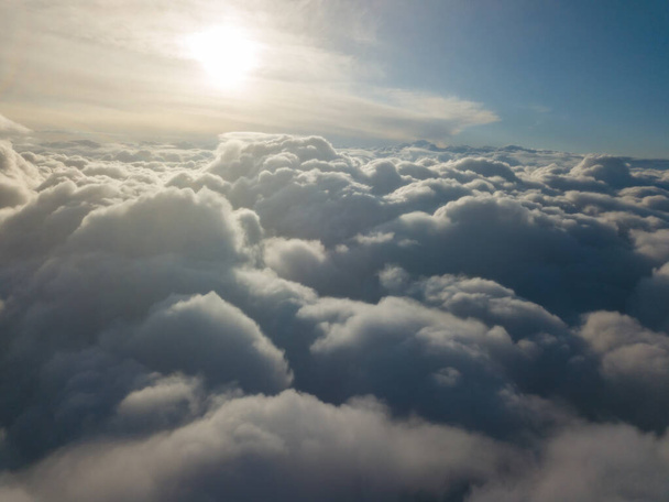 Vol aérien au-dessus des nuages au lever du soleil. - Photo, image