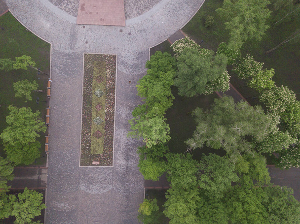 Ścieżka parku w mieście. Widok drona z powietrza. - Zdjęcie, obraz