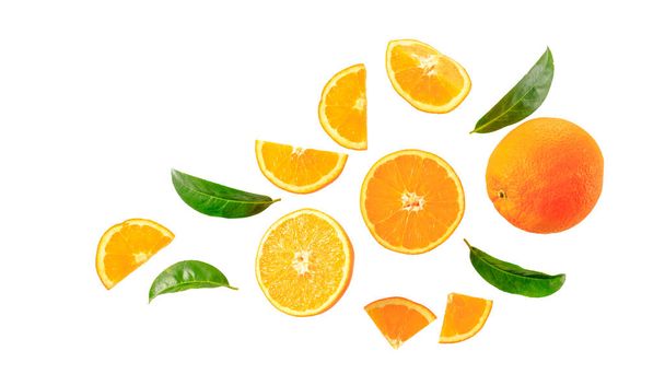 Fruta naranja fresca entera y rodajas con hojas aisladas sobre fondo blanco - Foto, imagen