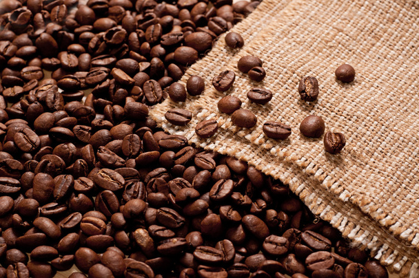 coffee beans and burlap - Zdjęcie, obraz