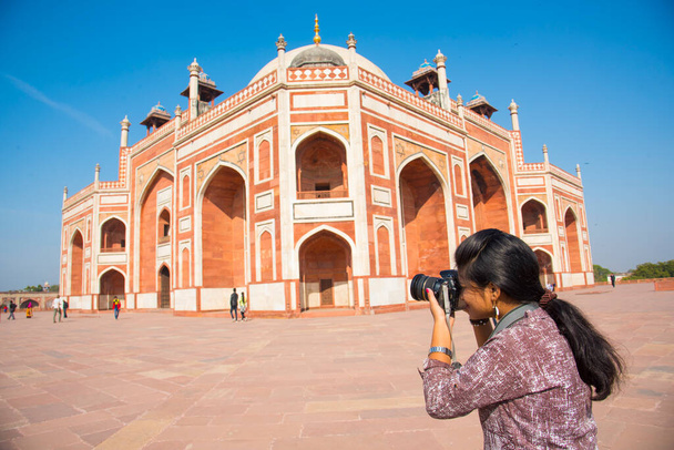 Vrouw toerist neemt foto 's bij Humayun' s Tomb, Delhi, India, - Foto, afbeelding