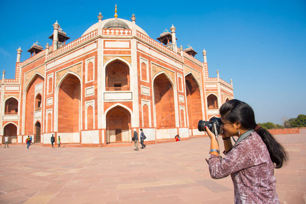 Vrouw toerist neemt foto 's bij Humayun' s Tomb, Delhi, India, - Foto, afbeelding