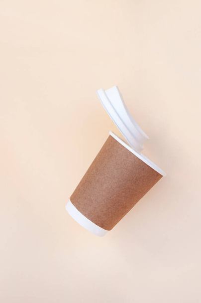 Copos de café marrom de papel biodegradável com tampas brancas biodegradáveis. - Foto, Imagem