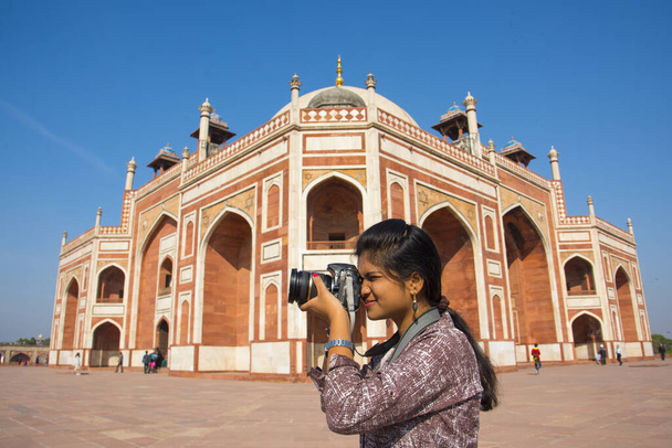 Nainen turisti ottaa kuvia Humayunin haudalla, Delhi, Intia, - Valokuva, kuva