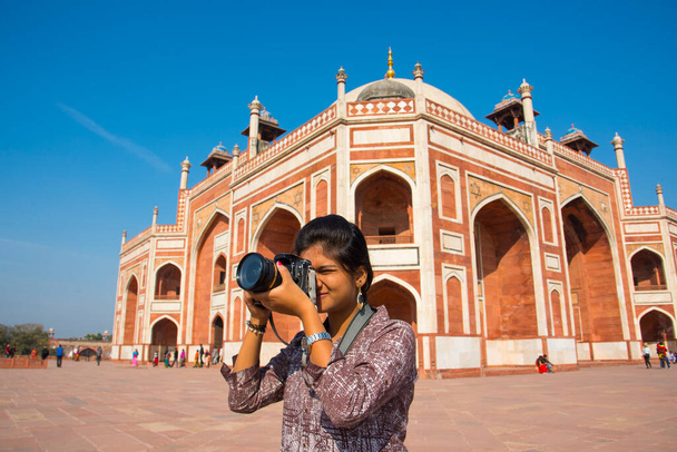 Nainen turisti ottaa kuvia Humayunin haudalla, Delhi, Intia, - Valokuva, kuva