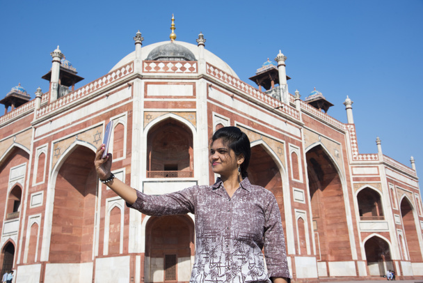 Mulher indiana tirando selfie com smartphone na frente do túmulo de Humayun, Delhi, Índia, Patrimônio Mundial da UNESCO.  - Foto, Imagem