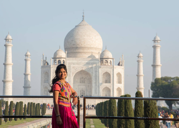 Jeune fille en vêtements traditionnels pose devant Taj Mahal à Agra, en Inde. - Photo, image