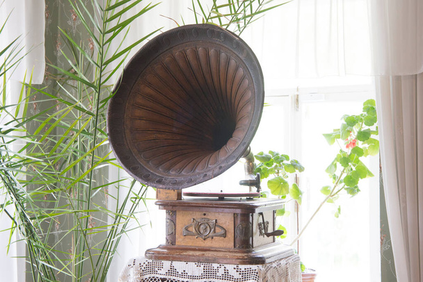 alter Schallplattenspieler für Grammophon - Foto, Bild