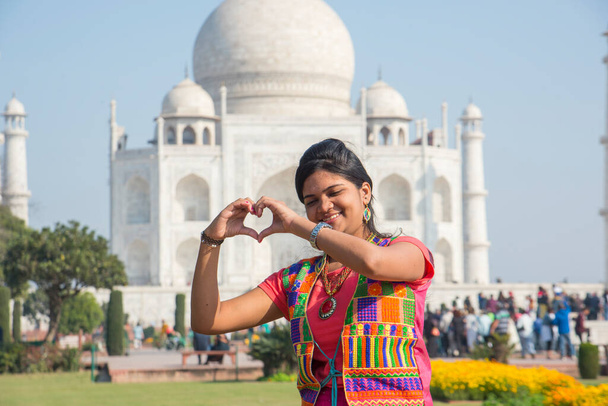 Jeune fille en vêtements traditionnels pose devant Taj Mahal à Agra, en Inde. - Photo, image