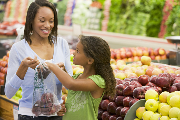 Mother and daughter in produce section - Foto, imagen