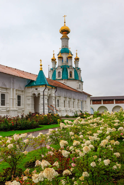 Kirkko Vapahtaja Ihmeellinen sairaalan osastoilla Vvedensky Tolga luostari Jaroslavl, Venäjä - Valokuva, kuva