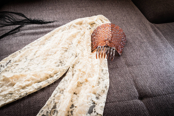 Una tipica mantilla spagnola e pettine sul divano - Foto, immagini