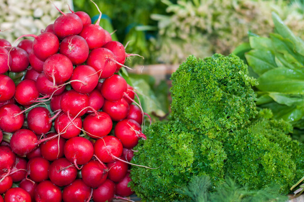Friss zöldségek és zöldséges termékek a helyi piacon - Fotó, kép